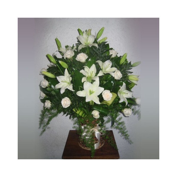 Arreglos Florales: Rosas blancas y lirios blancos • Floristería Camelot • Arreglos  Florales a domicilio