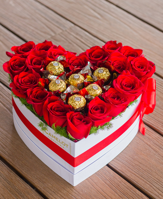 Rosas y chocolates, corazón de rosas, corazón de rosas y chocolates,  chocolates y li…